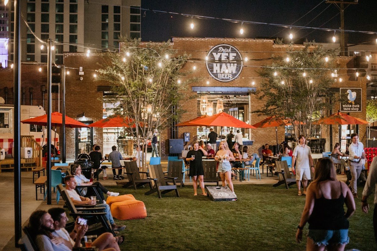 The courtyard at 6th and Peabody in Nashville, string lights and picnic tables